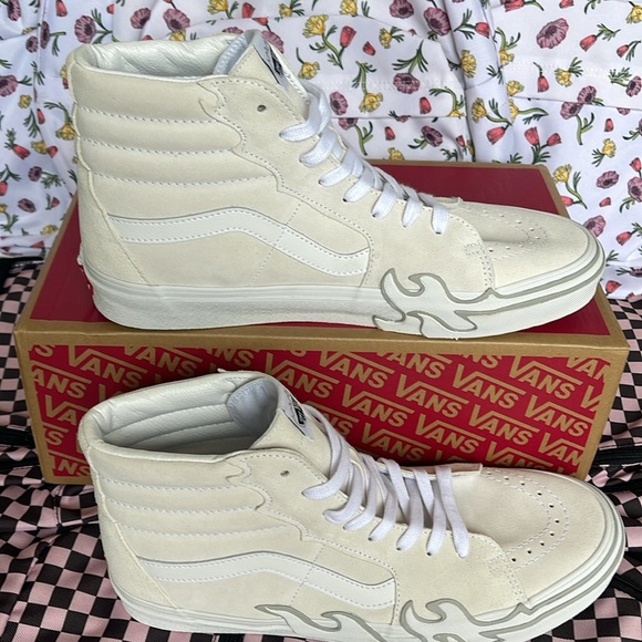 Vans Men’s Sk8-Hi Flame
Suede White/White
VN0005UJWWW
Sneakers - Picture 2 of 16